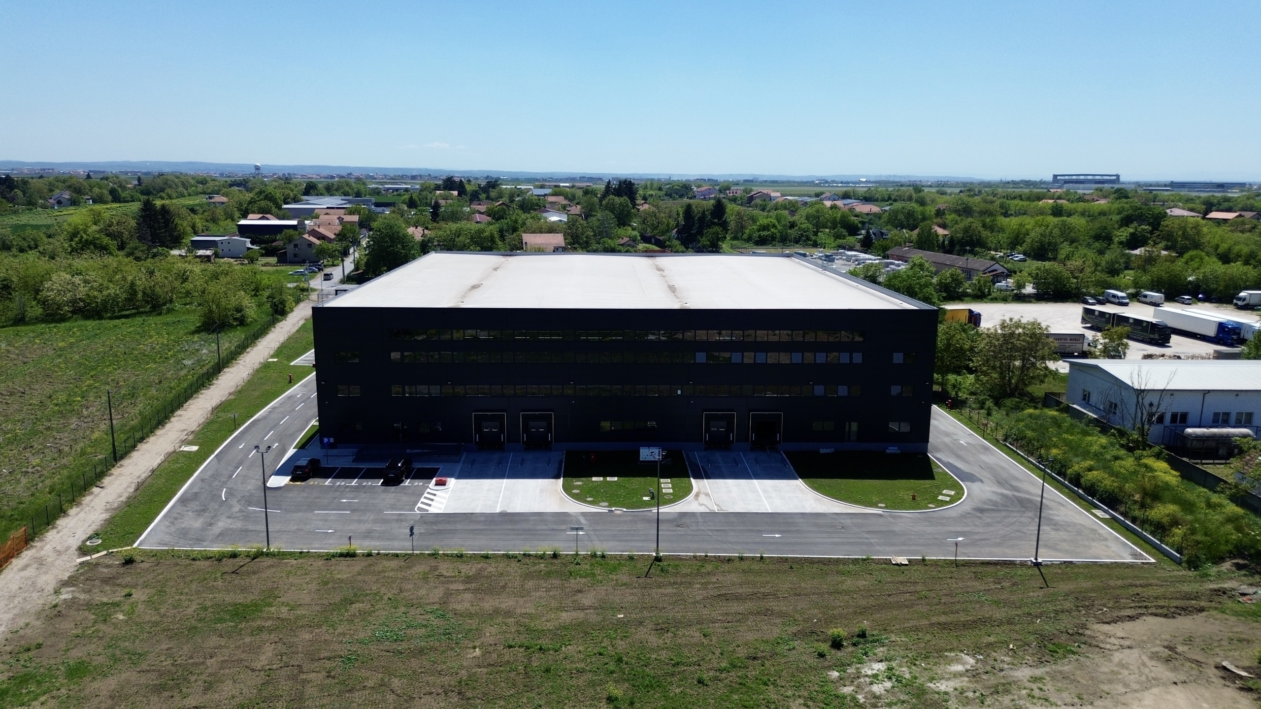 DCIM102MEDIADJI_0685.JPG Radiofar hala i kancelarijski prostor